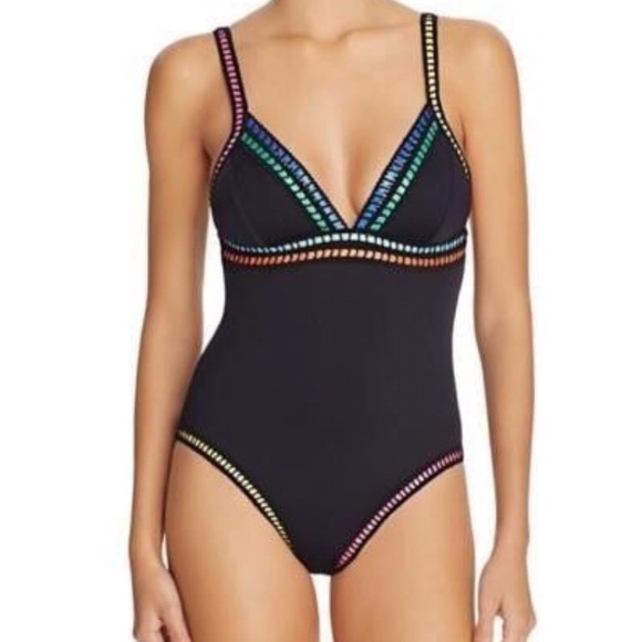 la blanca threading along one piece